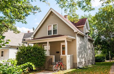 Dog & Cat Friendly Fitness Center Pool Dishwasher Refrigerator Kitchen In Unit Washer & Dryer Walk-In Closets. . Houses for rent madison wi